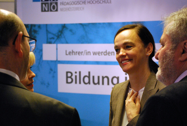 Infostand: Besuch Bildungsministerin